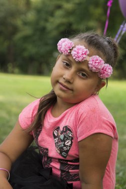 Park, seçici odak ve küçük alan derinliği oynayan kız