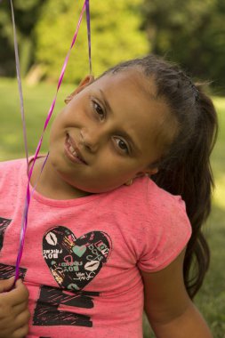 Park, seçici odak ve küçük alan derinliği oynayan kız