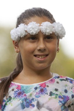 Park, seçici odak ve küçük alan derinliği oynayan kız