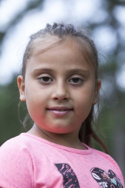 Park, seçici odak ve küçük alan derinliği oynayan kız