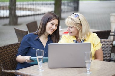 Genç iş kadını bir toplantı, seçici odak ve küçük derinlik-in tarla, lens flare