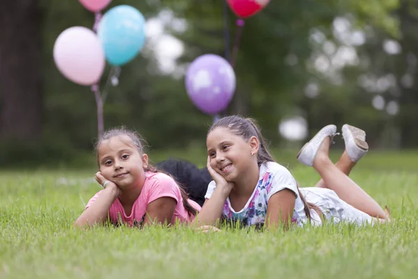 Duas Meninas Brincando Parque Foco Seletivo Pequena Profundidade Campo — Fotografia de Stock