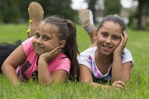 Duas Meninas Brincando Parque Foco Seletivo Pequena Profundidade Campo — Fotografia de Stock