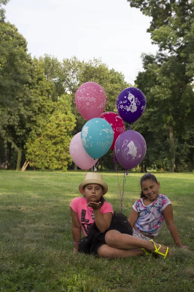 Duas Meninas Brincando Parque Foco Seletivo Pequena Profundidade Campo — Fotografia de Stock