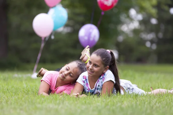 Duas Meninas Brincando Parque Foco Seletivo Pequena Profundidade Campo — Fotografia de Stock