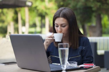 Genç iş kadını kahve molası, seçici odak ve küçük alan derinliği