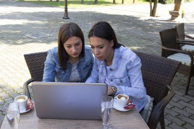 Genç iş kadını kahve molası, seçici odak ve küçük alan derinliği