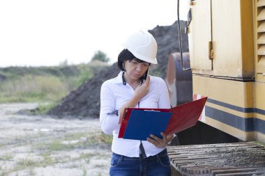 Kadın mühendis sitesi telefon görüşmesi, seçici odak ve küçük alan derinliği