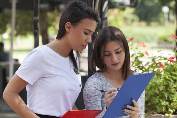 Joven Mujer Negocios Una Reunión Enfoque Selectivo Pequeña Profundidad Campo — Foto de Stock