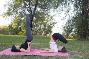 Doğa, seçici odak ve küçük derinlik-in tarla, Mercek parlaması kız egzersiz