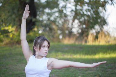 Doğa, seçici odak ve küçük derinlik-in tarla, Mercek parlaması kız egzersiz