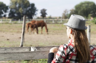 Güzel genç kız ile bir at, seçici odak ve küçük derinlik-in tarla, lens flare