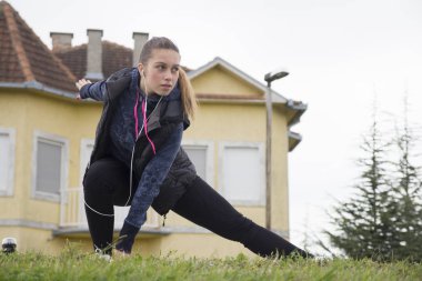 Seçici odak ve küçük derinlik-in tarla, Mercek parlaması çalıştırmadan önce genç kadın egzersiz