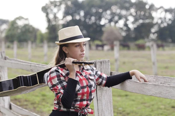 Hermosa Chica Joven Con Una Guitarra Naturaleza Enfoque Selectivo Pequeña —  Fotos de Stock