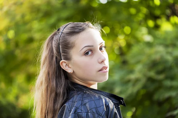 Menina Bonita Natureza Foco Seletivo Pequena Profundidade Campo Brilho Lente — Fotografia de Stock