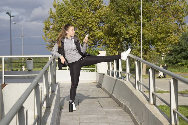 Hermosas Mujeres Jóvenes Corriendo Ciudad Enfoque Selectivo Pequeña Profundidad Campo —  Fotos de Stock