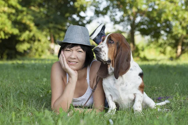 Donna Con Cane Nel Parco Messa Fuoco Selettiva Piccola Profondità — Foto Stock