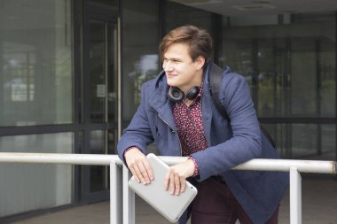 Genç adam bir tablet, seçici odak ve küçük derinlik-in tarla, lens flare