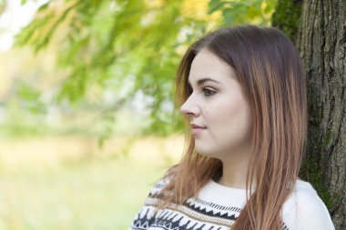 Güzel genç kız doğa, seçici odak ve küçük derinlik-in tarla, lens flare