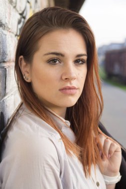 Güzel genç kız doğa, seçici odak ve küçük derinlik-in tarla, lens flare