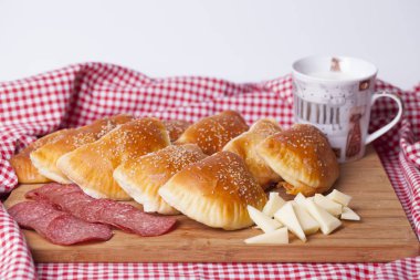 Yerli pancerote lezzetli kahvaltı masasında