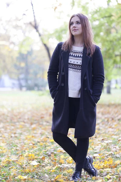 Güzel genç kız doğa, seçici odak ve küçük derinlik-in tarla, lens flare