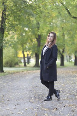 Yalnız park, seçici odak ve küçük derinlik-in tarla, Mercek parlaması yürüyen güzel genç kadın