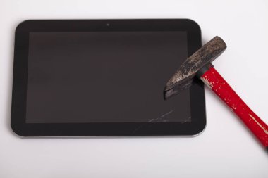 Tablo, seçici odak ve küçük alan derinliği kırık tablet