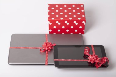 Yeni cep telefonu hediye olarak masada