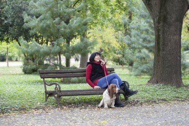 Onu köpek, seçici odak ve küçük derinlik-in tarla, Mercek parlaması ile yürüyen genç kadın