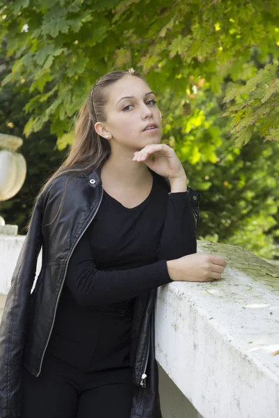 Hermosa Joven Naturaleza Enfoque Selectivo Pequeña Profundidad Campo Destello Lente —  Fotos de Stock