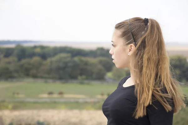 Hermosa Joven Naturaleza Enfoque Selectivo Pequeña Profundidad Campo Destello Lente —  Fotos de Stock