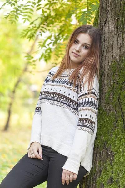 Hermosa Mujer Joven Caminando Sola Parque Enfoque Selectivo Pequeña Profundidad —  Fotos de Stock