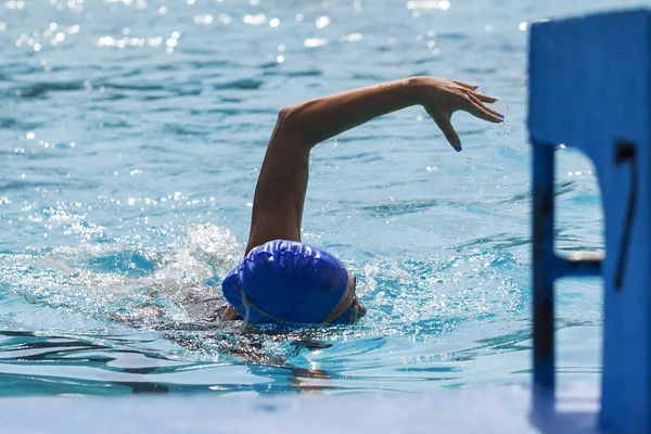 Μια Νεαρή Γυναίκα Κολύμβησης Στην Πισίνα Μικρό Βάθος Πεδίου Και — Φωτογραφία Αρχείου