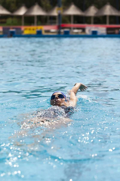 Μια Νεαρή Γυναίκα Κολύμβησης Στην Πισίνα Μικρό Βάθος Πεδίου Και — Φωτογραφία Αρχείου