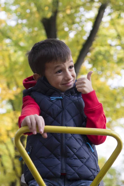 Menino Brincando Playground Foco Seletivo Pequena Profundidade Campo — Fotografia de Stock