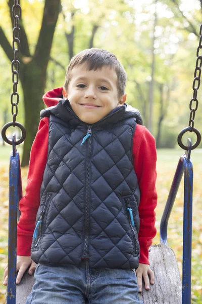 Menino Brincando Playground Foco Seletivo Pequena Profundidade Campo — Fotografia de Stock