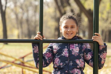 Bahçesi, seçici odak ve küçük alan derinliği oynayan kız