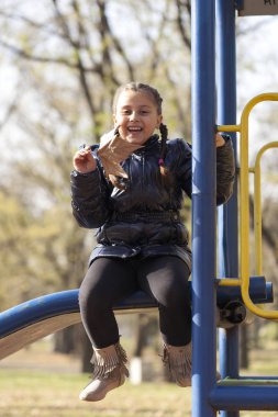 Bahçesi, seçici odak ve küçük alan derinliği oynayan kız