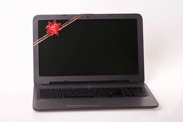Neuer Laptop Auf Dem Tisch Als Geschenk — Stockfoto