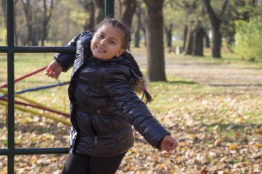Bahçesi, seçici odak ve küçük alan derinliği oynayan kız