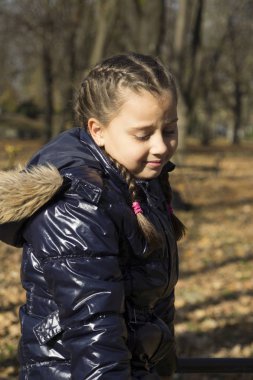 Bahçesi, seçici odak ve küçük alan derinliği oynayan kız