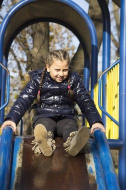 Bahçesi, seçici odak ve küçük alan derinliği oynayan kız