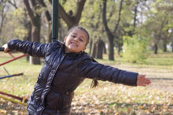 Menina Brincando Playground Foco Seletivo Pequena Profundidade Campo — Fotografia de Stock