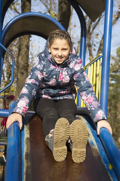 Menina Brincando Playground Foco Seletivo Pequena Profundidade Campo — Fotografia de Stock