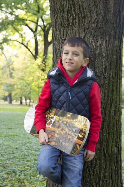 Ragazzo Che Gioca Nel Parco Giochi Focus Selettivo Piccola Profondità — Foto Stock