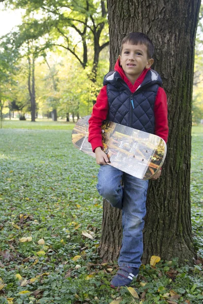 Ragazzo Che Gioca Nel Parco Giochi Focus Selettivo Piccola Profondità — Foto Stock