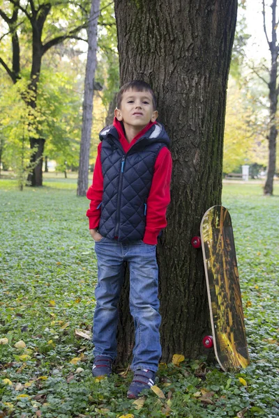 Kluk Hraje Hřišti Selektivní Fokus Malá Hloubka Ostrosti — Stock fotografie