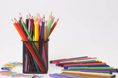 Çocuklar okul ve ofis malzemeleri tablo, seçici odak ve küçük alan derinliği