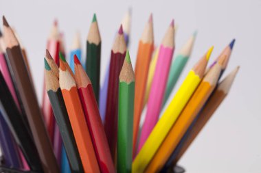 Çocuklar okul ve ofis malzemeleri tablo, seçici odak ve küçük alan derinliği